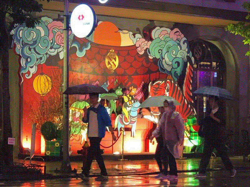 Người Hà Nội bất ngờ về cơn mưa 'kỳ lạ' đầu Xuân Canh Tý